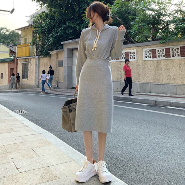 Kahes värvitoonis lipsude ja kapuutsiga naiste kleit