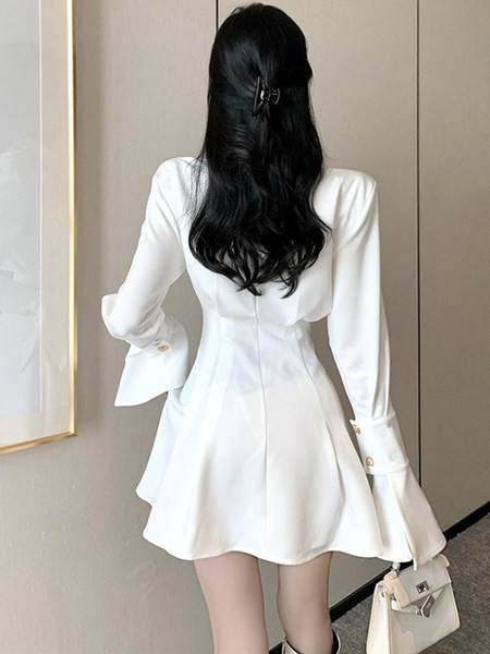 Naiste valge kleidi tüüpi särgi lõikega mudel