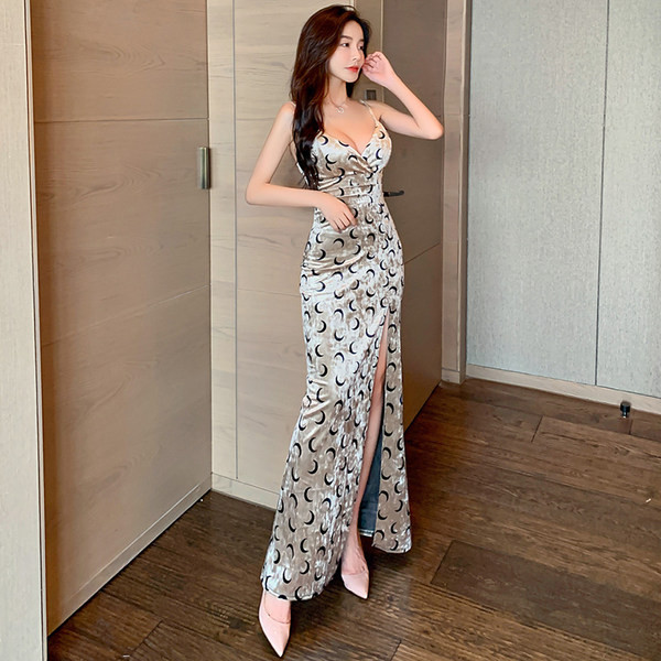 Elegantne pikk sametkleit õhukeste rihmadega