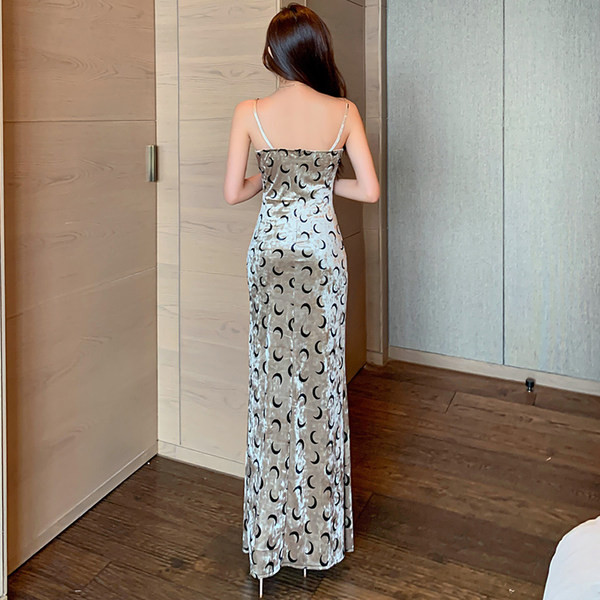 Elegantne pikk sametkleit õhukeste rihmadega