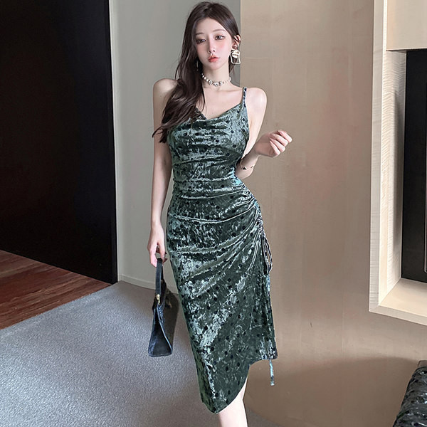 Lõhiku ja õhukeste rihmadega naiste kleit