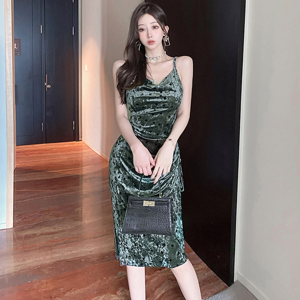 Lõhiku ja õhukeste rihmadega naiste kleit