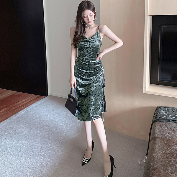 Lõhiku ja õhukeste rihmadega naiste kleit