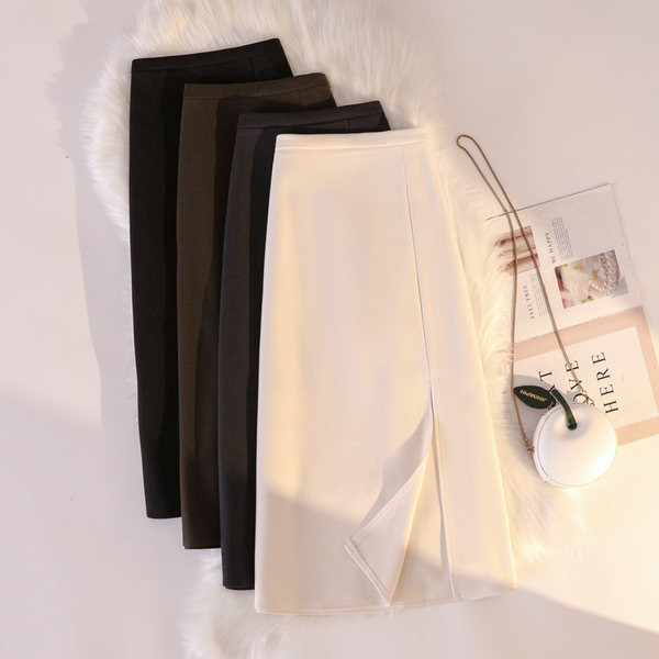 Pikk naiste seelik lõhiku ja kõrge vöökohaga