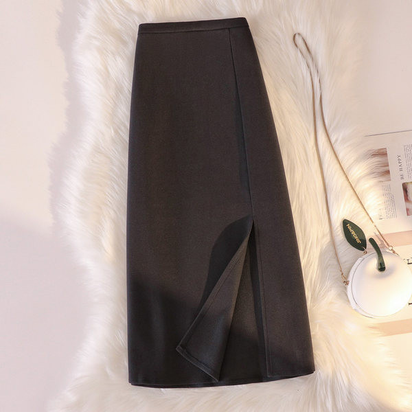 Pikk naiste seelik lõhiku ja kõrge vöökohaga