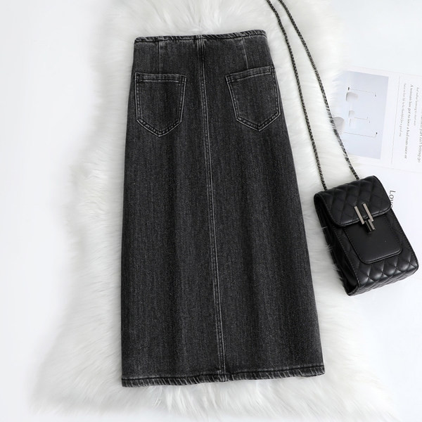 Kõrge vöökohaga seelik ja lõhikud – kahte värvi