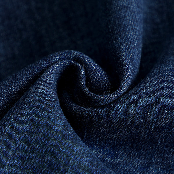 Pikk lõhikuga teksaseelik – puhas mudel