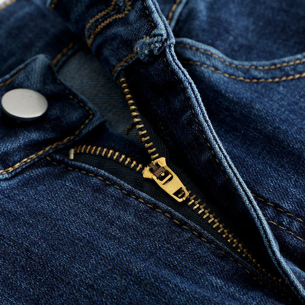 Pikk lõhikuga teksaseelik – puhas mudel