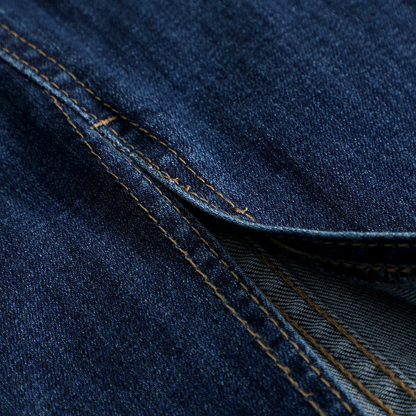 Pikk lõhikuga teksaseelik – puhas mudel