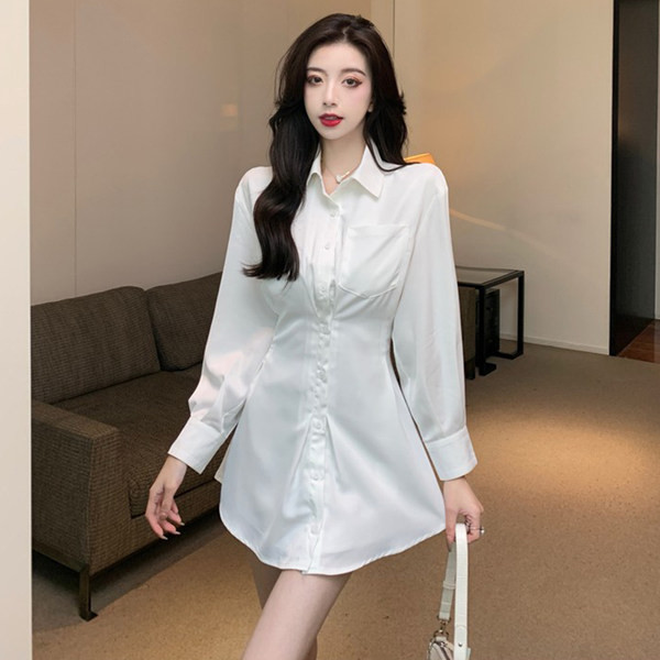 Γυναικείο εφαρμοστό πουκάμισο σε λευκό χρώμα