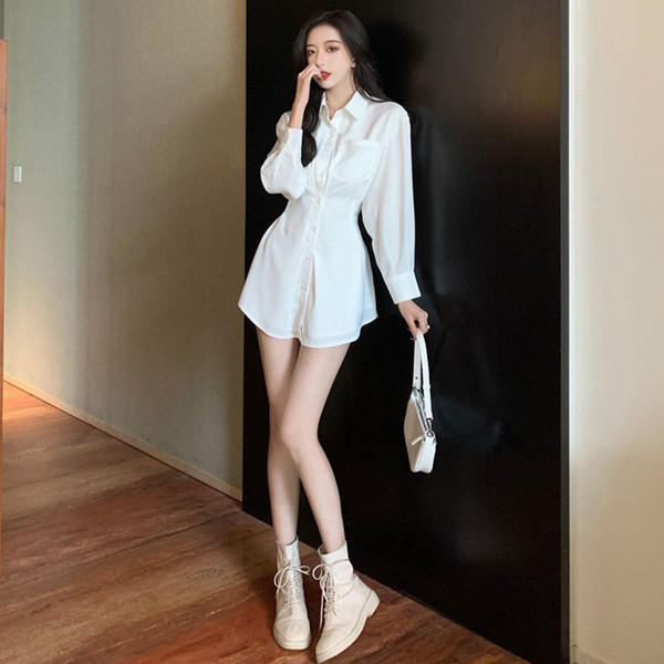 Γυναικείο εφαρμοστό πουκάμισο σε λευκό χρώμα