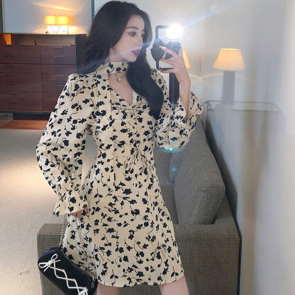 Lillemustri ja spitsikaelusega vabaaja naiste kleit