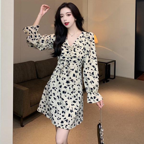 Lillemustri ja spitsikaelusega vabaaja naiste kleit