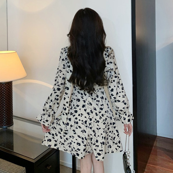 Lillemustri ja spitsikaelusega vabaaja naiste kleit