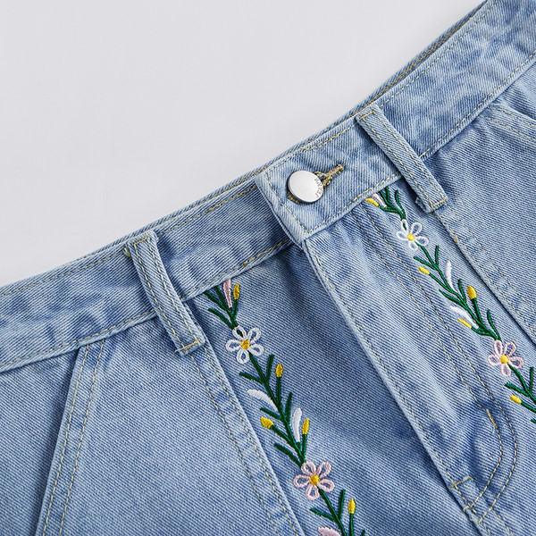 Naiste kõrge vöökoha ja tikandiga teksaseelik