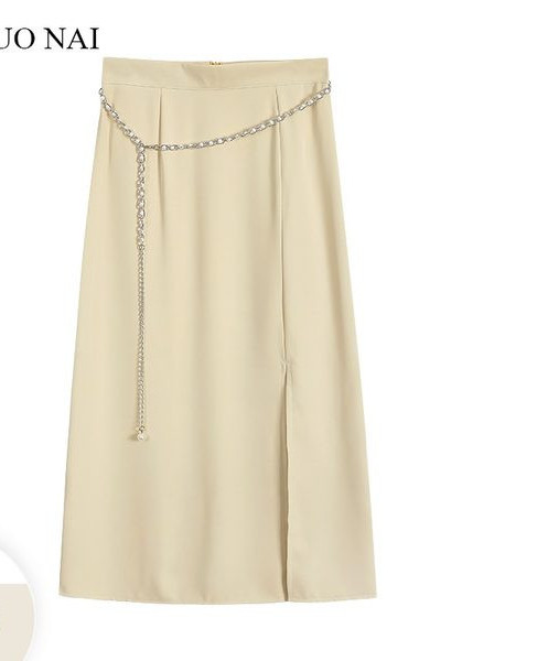 Metallist kaunistuse ja lõhikuga pikk seelik