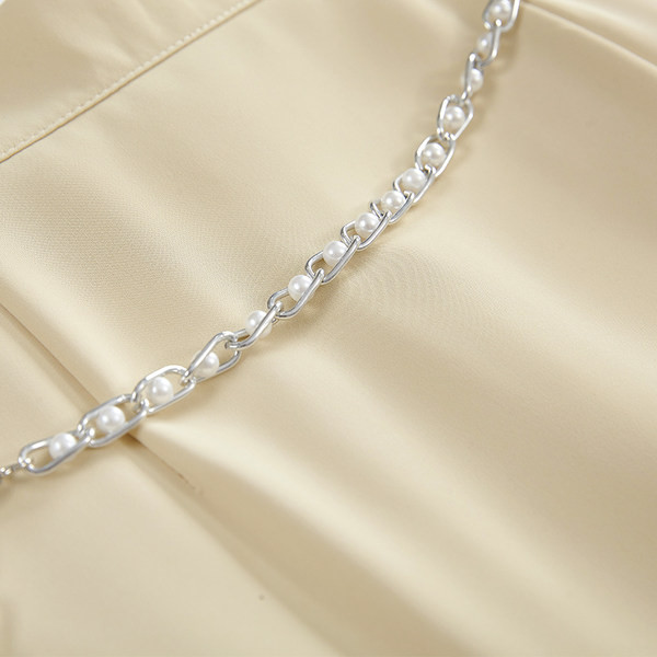 Metallist kaunistuse ja lõhikuga pikk seelik