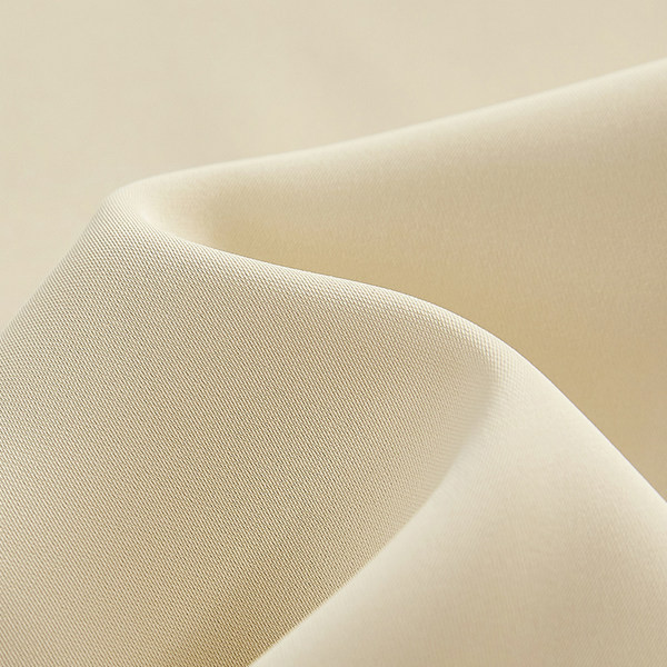 Metallist kaunistuse ja lõhikuga pikk seelik