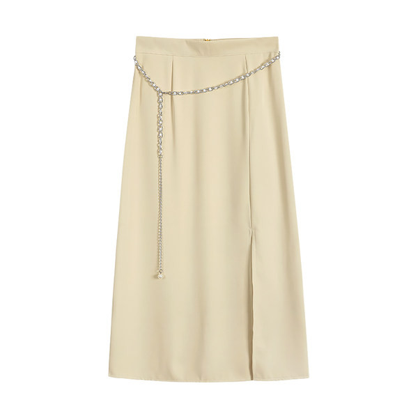 Metallist kaunistuse ja lõhikuga pikk seelik