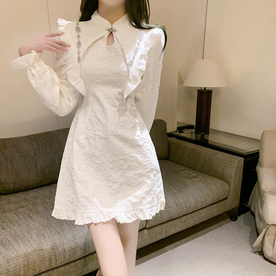 Naiste valge pikkade varrukate ja lokkidega kleit