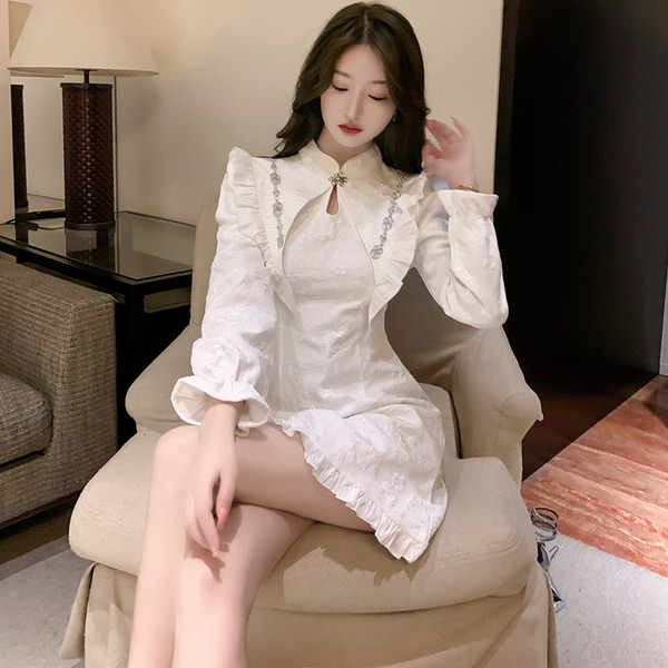 Naiste valge pikkade varrukate ja lokkidega kleit