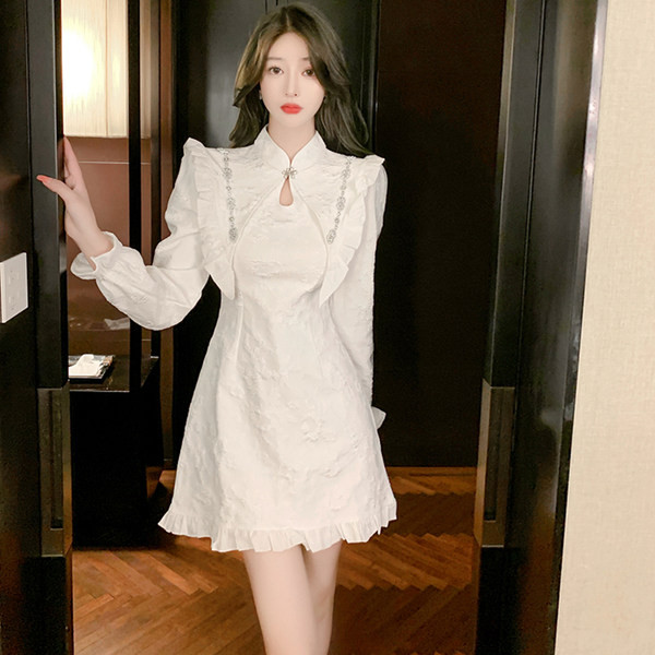 Naiste valge pikkade varrukate ja lokkidega kleit