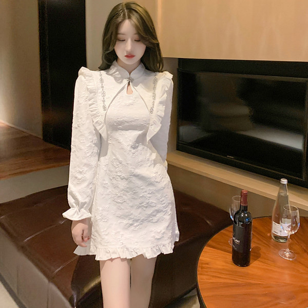 Naiste valge pikkade varrukate ja lokkidega kleit