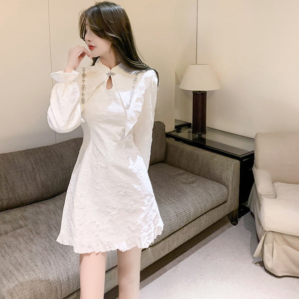 Naiste valge pikkade varrukate ja lokkidega kleit