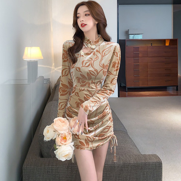 Naiste lillelise mustri ja lipsudega sametkleit