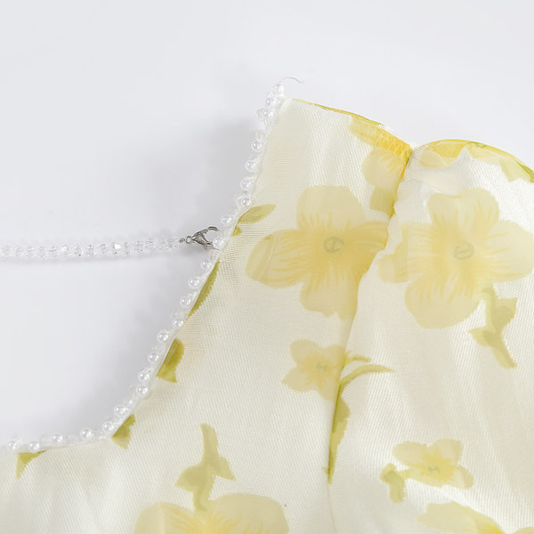 Lühikeste varrukate ja kandilise kaelusega vabaaja kleit