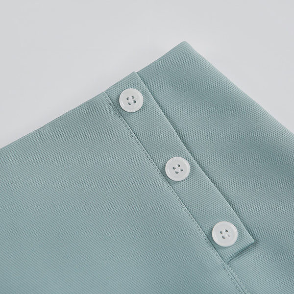 Lühike naiste seelik nööpide ja lõhikuga