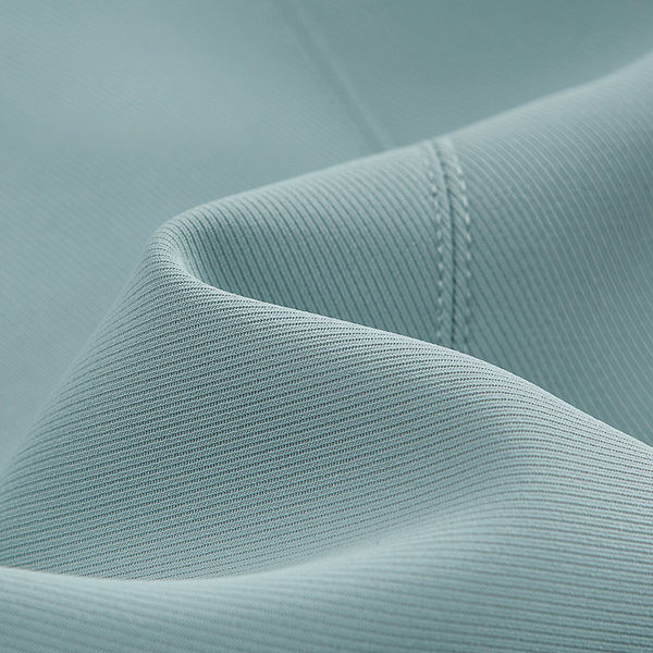 Lühike naiste seelik nööpide ja lõhikuga