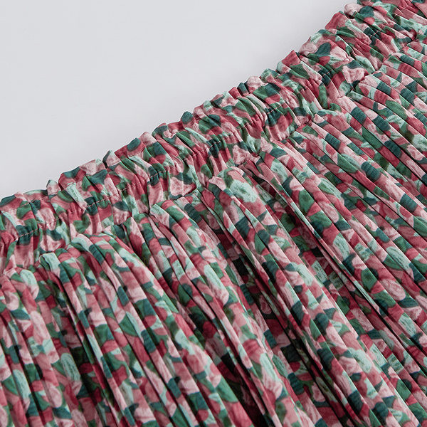 Värvilise mustriga vabaaja seelikulõikeline mudel