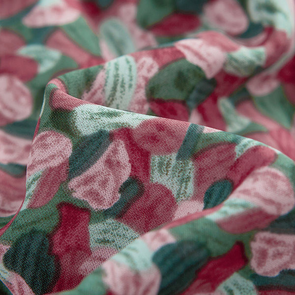 Värvilise mustriga vabaaja seelikulõikeline mudel