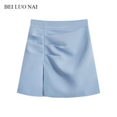 Lühike seelik koos lõhikuga