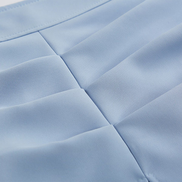 Lühike seelik koos lõhikuga