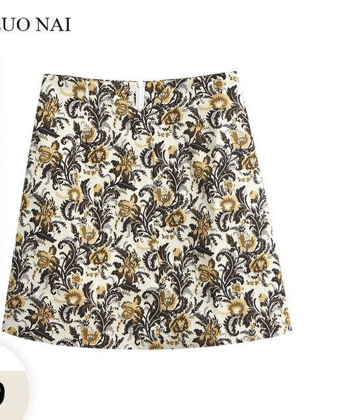 Lühike lillemustriga vabaaja seelik