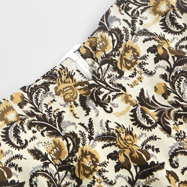 Lühike lillemustriga vabaaja seelik