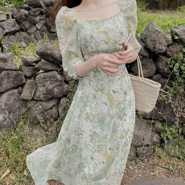 Kandilise kaelusega ja lühikeste varrukatega naiste kleit