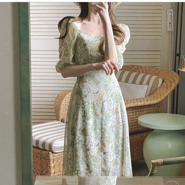 Kandilise kaelusega ja lühikeste varrukatega naiste kleit