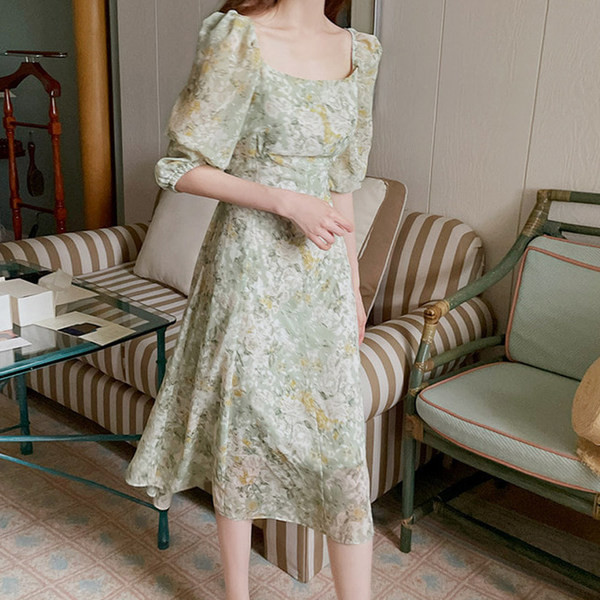 Kandilise kaelusega ja lühikeste varrukatega naiste kleit