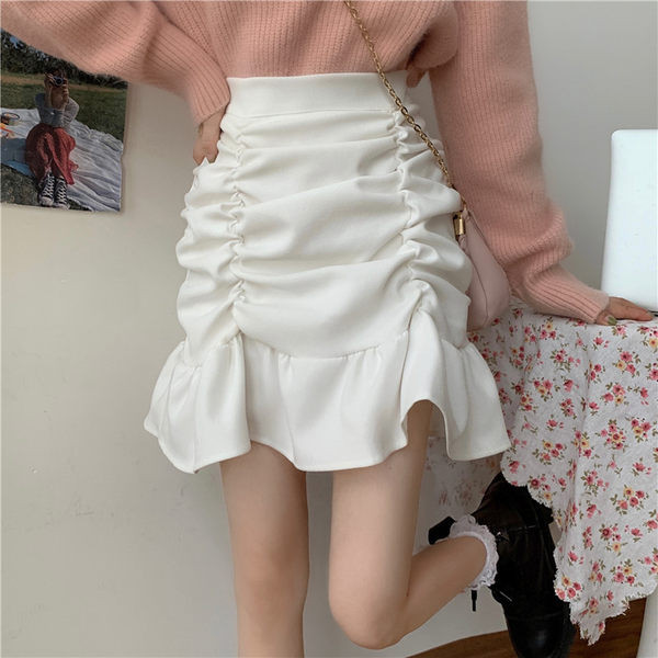 Naiste seelik kõrge vöökoha ja volditud osaga