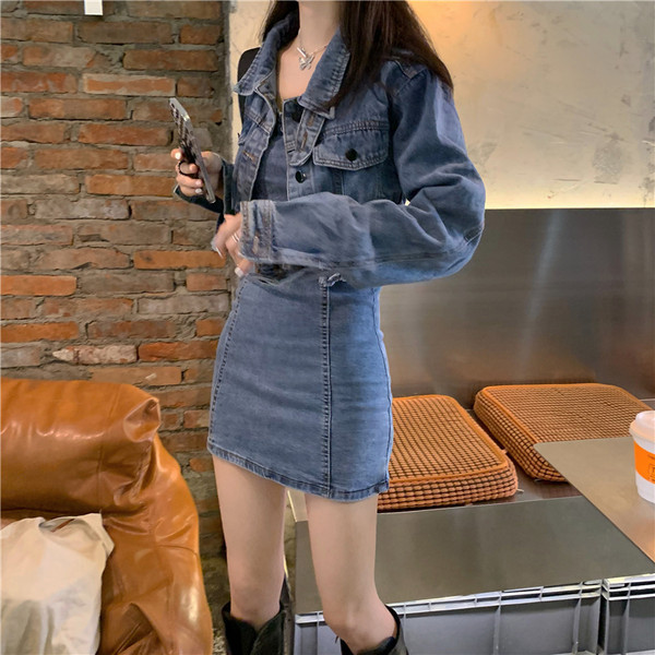 Lühike liibuv teksakleit õhukeste rihmadega