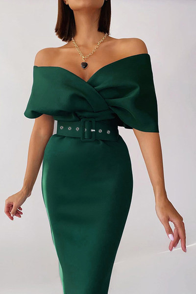 Елегантна дамска рокля с голи рамене и колан