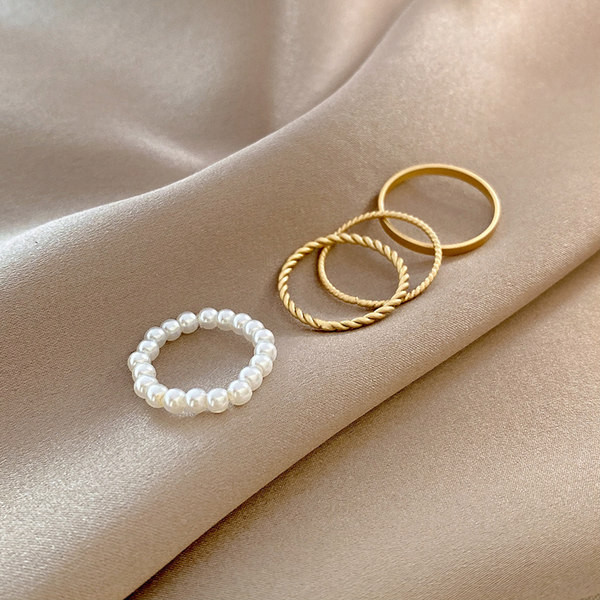 Дамски комплект пръстени-халки от четири броя - златисти и перли