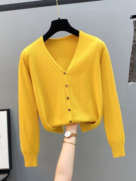 Дамска ежедневна жилетка  с копчета и шпиц деколте 