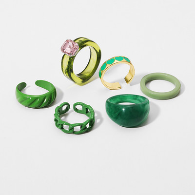 Moteriškų žiedų rinkinys – skirtingi modeliai ir skaičius