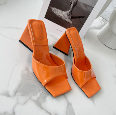 Дамски чехли с дебел ток - изкуствен лак