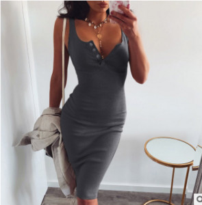 Вталена рокля от рипсено трико с шпиц деколте и копчета