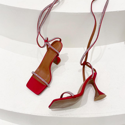 Стилни дамски обувки на висок ток с кръстосани връзки